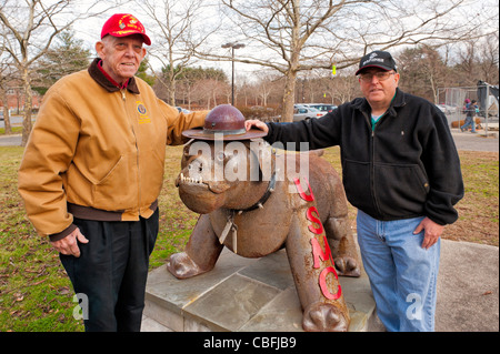 Due Stati Uniti Veterani marino pongono a USMC Bulldog statua (Corpo della Marina degli Stati Uniti) per esterni, Northport, New York, 2011-12-10 Foto Stock