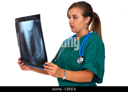 Giovani donne Latino medico professionista esaminando un x-ray Foto Stock