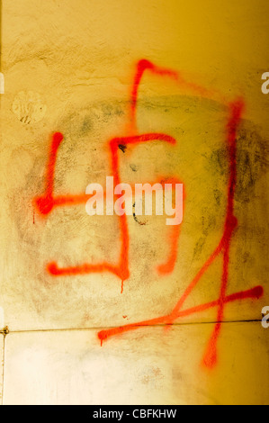 I graffiti sulla parete in Cracovia di un Swastica appeso hangmans patibolo Foto Stock