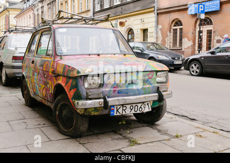 Vecchia Fiat auto dipinte con disegni multicolori Foto Stock