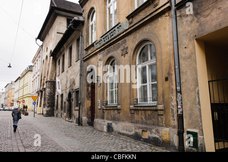 Street nel quartiere ebraico di Cracovia nel corso di un inizio di mattina in inverno, accanto a una vecchia scuola che ha insegnato la Torah Foto Stock