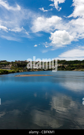 Il lago di Lucrino e il Monte Nuovo Hill a Pozzuoli Napoli Campi Flegrei Riserva Regionale Campania Sud Italia Foto Stock