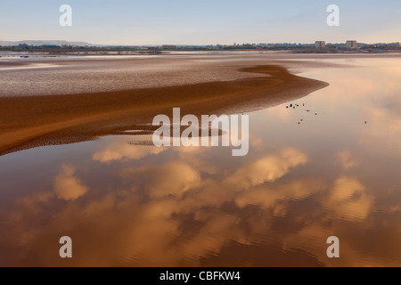 Banchi di sabbia a bassa marea fuori Lydney porto sul fiume Severn opposta a Berkley centrale nucleare England Regno Unito Foto Stock