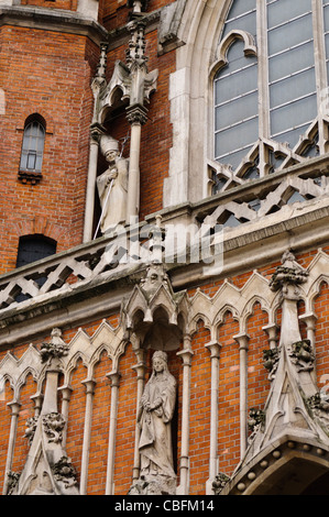 Statue all'esterno la chiesa di San Giuseppe, Cracovia Foto Stock