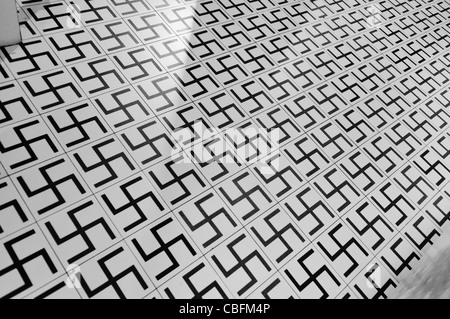 Piastrelle per Pavimenti con Swasticas, all'interno di Oskar Schlindler's factory, Cracovia in Polonia Foto Stock