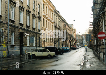Street a Cracovia nel corso di un inizio di mattina in inverno Foto Stock