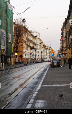 Street a Cracovia nel corso di un inizio di mattina in inverno Foto Stock