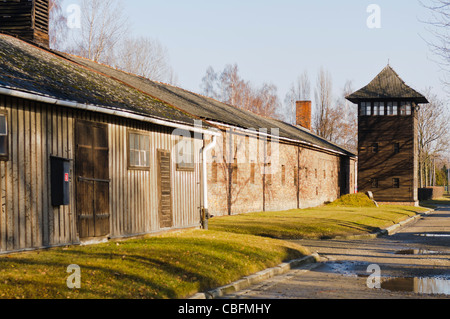 Caserma ad Auschwitz I campo di concentramento nazista con torre di avvistamento posto di osservazione Foto Stock