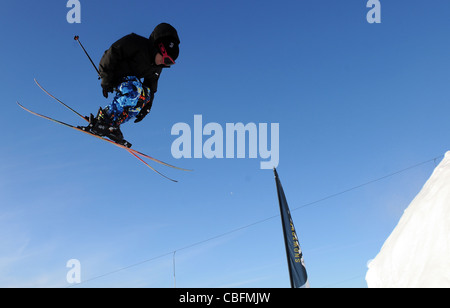 Varie sci le foto scattate in Avoriaz in Francia. Include gli sciatori e snow boarders facendo trucchi e salti. Foto Stock