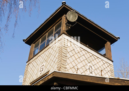 Torre di avvistamento ad Auschwitz I campo di concentramento nazista Foto Stock