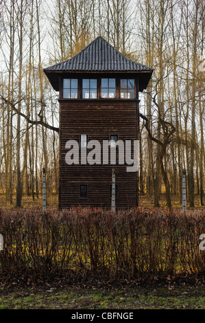 Torre di vedetta accanto elettrificata di filo spinato recinto di sicurezza ad Auschwitz Berkenau campo di concentramento nazista Foto Stock