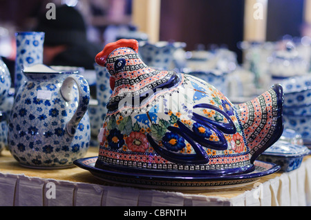 Merci di porcellana in vendita presso il mercatino di Natale di Rynek Glowny, Cracovia in Polonia Foto Stock