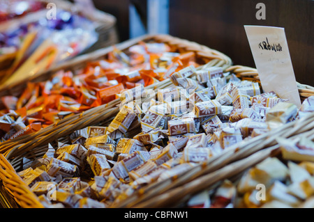 Caramelle al mercatino di Natale di Rynek Glowny, Cracovia in Polonia Foto Stock