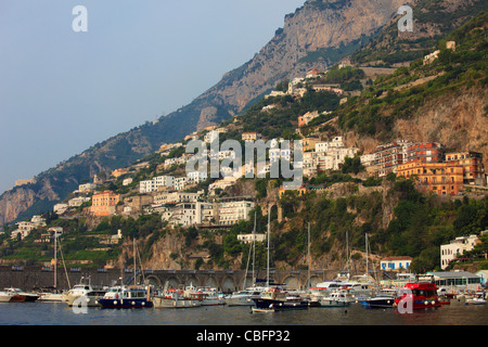 L'Italia, Campania, Amalfi, vista generale, skyline, porto, Foto Stock