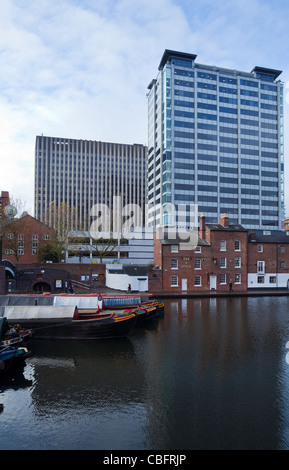 Moderni edifici per uffici rimpicciolendo il rubinetto e Spile Pub, Gas Canal Street Basin, centro della città di Birmingham, Inghilterra, Regno Unito Foto Stock