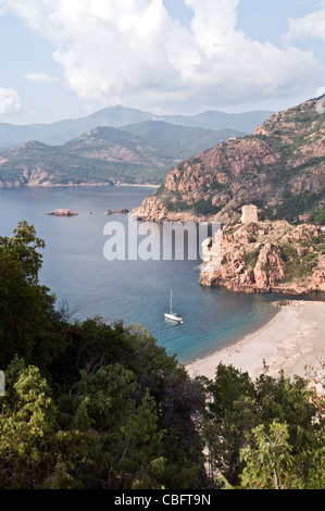 Vista sulla spiaggia e sul forte genovese nella città di Porto, sul Golfo di Porto, sulla costa occidentale dell'isola di Corsica, Francia. Foto Stock
