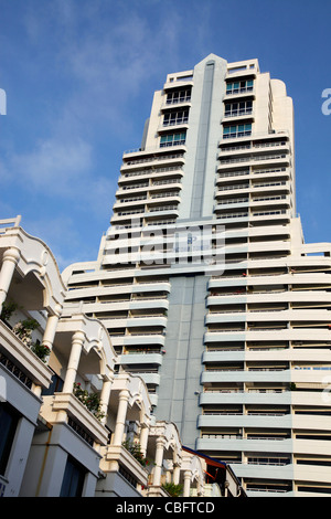 Patong Tower Building e hotel sulla spiaggia di Patong a Patong, Phuket, Tailandia Foto Stock