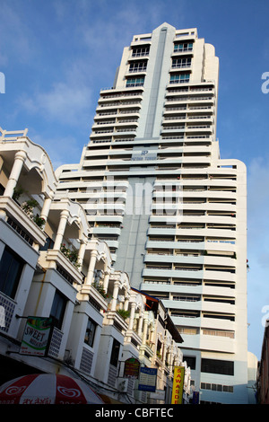 Patong Tower Building e hotel sulla spiaggia di Patong a Patong, Phuket, Tailandia Foto Stock