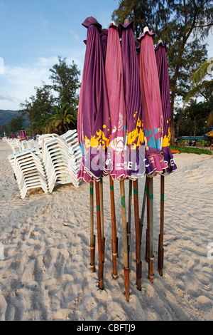 Vacanza scena di spiaggia con sedie a sdraio e ombrelloni sulla sabbiosa spiaggia di Patong, Patong, Phuket, Tailandia Foto Stock