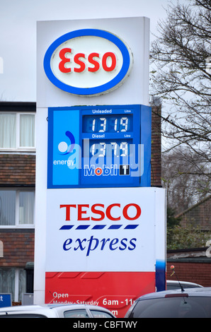 Tesco Express stazione di benzina, segno, Bristol, Regno Unito Foto Stock