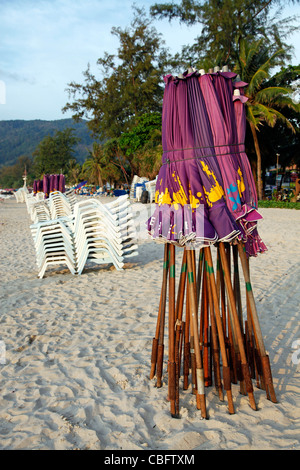 Vacanza scena di spiaggia con sedie a sdraio e ombrelloni sulla sabbiosa spiaggia di Patong, Patong, Phuket, Tailandia Foto Stock