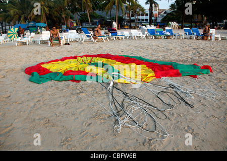 Il parasailing parachute giacente su Patong Beach a Patong, Phuket, Tailandia Foto Stock