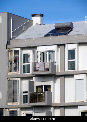 Pannelli solari sul tetto di un edificio residenziale Foto Stock