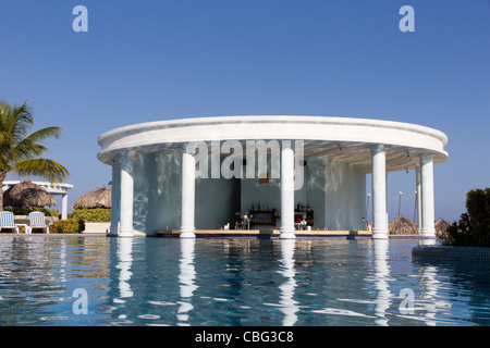 Bar piscina, luxury resort all-inclusive, Montego Bay, Giamaica Foto Stock