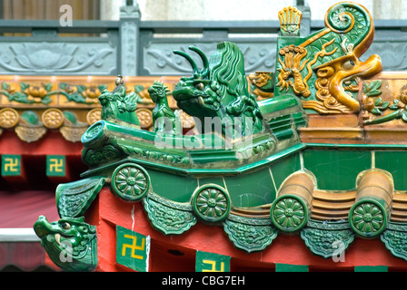 In ceramica cinese tegola di tetto al Kwan Im Thong Hood Cho tempio in Bugis, Singapore. Foto Stock