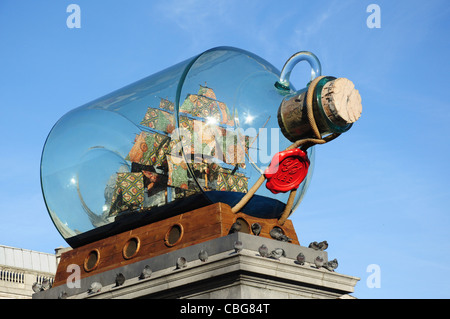 HMS Victory, nave in una bottiglia (più grande), quarto plinto, Trafalgar Square, London, England, Regno Unito Foto Stock