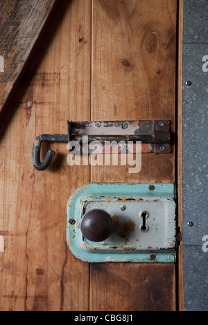 Due di vecchio stile si blocca su una porta di legno Foto Stock