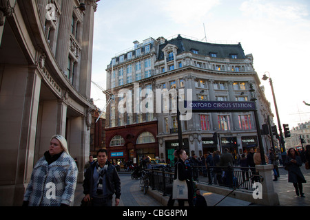 Stazione di Oxford Circus e persone Foto Stock