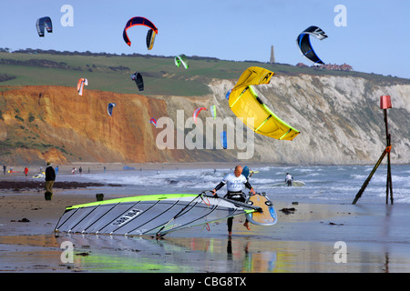 Kitesurfer, windsurf, surf, Yaverland, Sandown Bay, Isle of Wight, England, Regno Unito Foto Stock