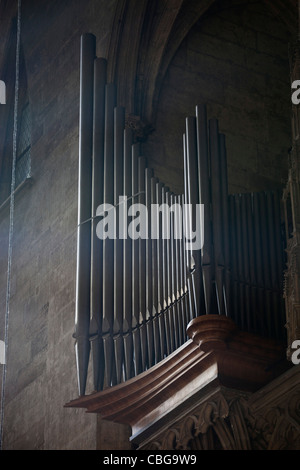 Le canne di un organo a canne in una chiesa Foto Stock