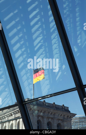 Il Reichstag visto attraverso la finestra all'interno di Jakob-Kaiser-Haus Foto Stock