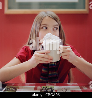 Una ragazza adolescente tenendo una tazza di cioccolato caldo Foto Stock