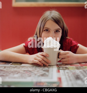 Una ragazza con una tazza di cioccolato caldo Foto Stock