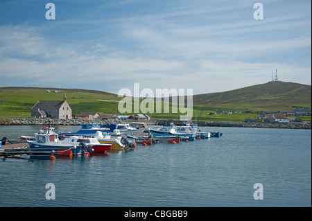 Local leasure e barche da lavoro condividere il pontile di ormeggio a Bressay. SCO 7769 Foto Stock