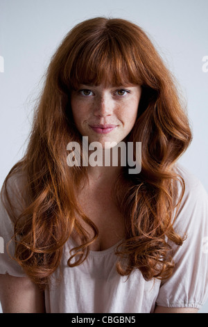 Un bel rosso giovane donna dai capelli, ritratto Foto Stock
