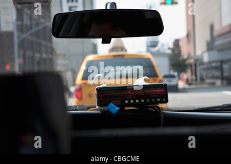 Il misuratore in un taxi, visto dal passeggero della prospettiva Foto Stock
