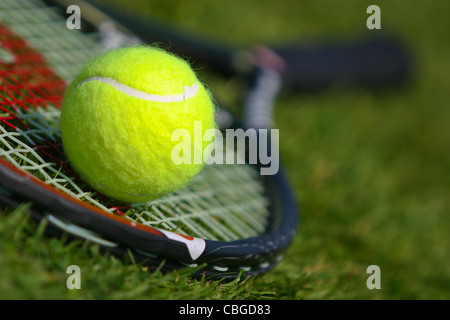 Immagini astratte di attrezzature sportive. Racchetta da Tennis e sfera Foto Stock