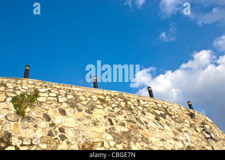 Invecchiato, antica, architettura, sfondi, bellezza, boulder, mattone, ciottoli, colore, costruzione, decadenza, recinzione, campo, fluente Foto Stock