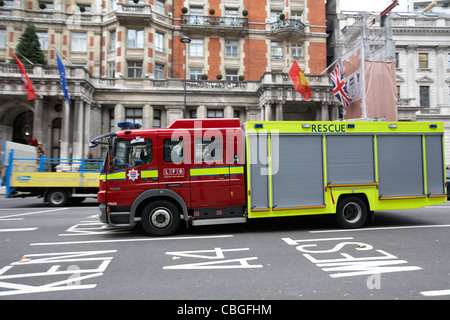 Londra vigili del fuoco fru veicolo accelerando attraverso strade in Londra England Regno Unito Regno Unito Foto Stock