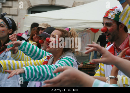 Clown terapia membri celebrando Red Nose day a roma italia Foto Stock