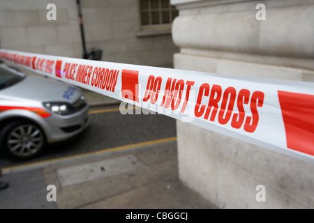 La polizia di cordone interno il nastro non si incrociano in scena del crimine in Londra England Regno Unito Regno Unito Foto Stock