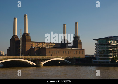 Battersea Power Station e nuovi edifici residenziali di West London Inghilterra UK Europa Foto Stock