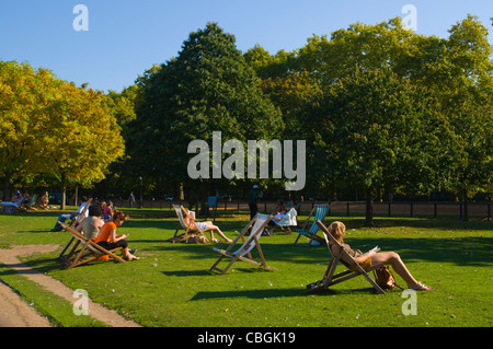 La gente a prendere il sole su ultimo giorno del mese di settembre in Hyde Park Central Londra Inghilterra Regno Unito Europa Foto Stock