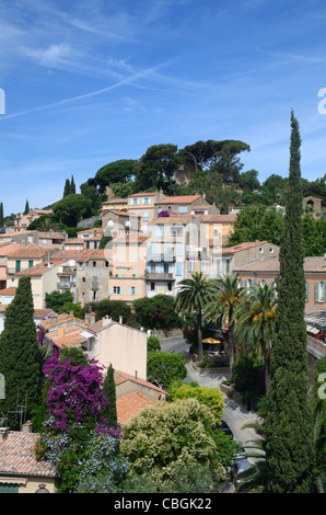 Vista sul quartiere storico o sul vecchio villaggio di les Bormes-les-Mimosas e Cypress Mediterraneo, Cupressus sempervirens, Var Provence France Foto Stock