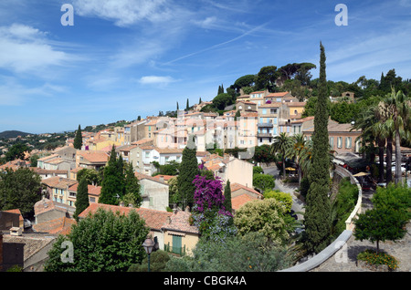 Vista panoramica sul quartiere storico o sul vecchio villaggio di Bormes-les-Mimosas Var Provenza Francia Foto Stock