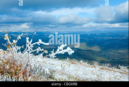 Ottobre dei Carpazi Borghava montagna altopiano con prima neve invernale Foto Stock